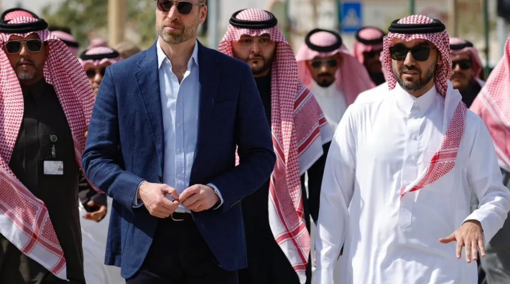 الأمير عبد العزيز بن تركي الفيصل يستقبل الأمير ويليام في المسار الرياضي (إكس)