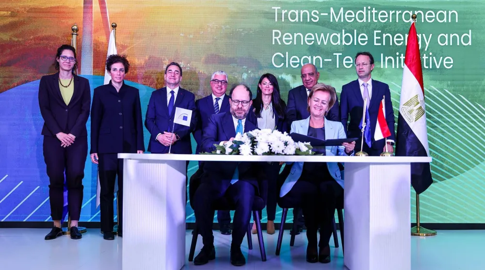 وزيرة التخطيط ووزير الكهرباء والطاقة المتجددة المصريان وسفيرة الاتحاد الأوروبي بالقاهرة يشهدون توقيع اتفاقية منحة أوروبية لقطاع الطاقة المصري (مجلس الوزراء المصري)