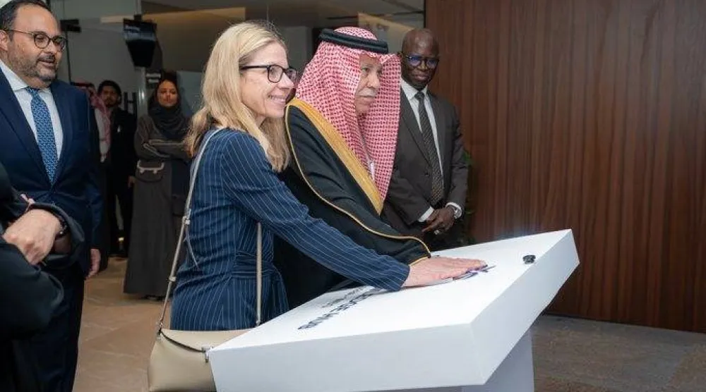 الدكتور ماجد القصبي وآنا بيردي خلال افتتاح مقر مركز المعرفة بالسعودية (الشرق الأوسط)