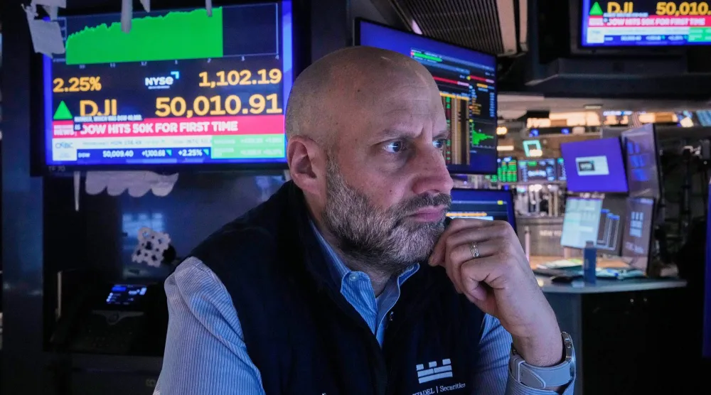 متداول يعمل في بورصة نيويورك (أ.ب)