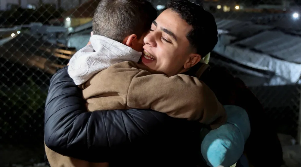 فلسطينيون قادمون من رفح يصلون إلى مستشفى «ناصر» في خان يونس (رويترز)