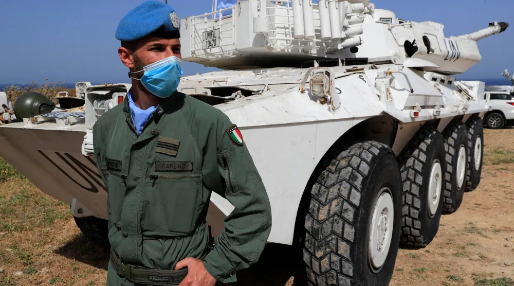جندي إيطالي من قوات حفظ السلام التابعة للأمم المتحدة يقف حارساً على طريق يؤدي إلى قاعدة تابعة لقوة الأمم المتحدة المؤقتة بلبنان (أ.ب)