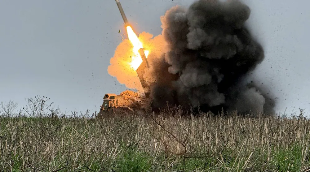 جنود أوكرانيون يطلقون صواريخ من نظام متعدد باتجاه القوات الروسية بالقرب من بلدة بوكروفسك الواقعة على خط المواجهة بأوكرانيا يوم 9 ديسمبر 2025 (رويترز)