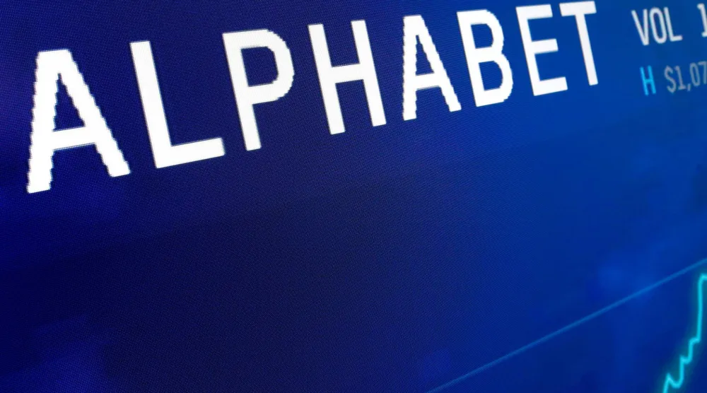 شعار شركة «ألفابت» يظهر على شاشة في موقع «ناسداك ماركت سايت» بنيويورك (أ.ب)