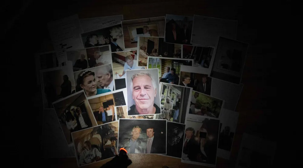 صورة تُظهر بعضاً من وثائق إبستين الجديدة التي أفرجت عنها وزارة العدل في 30 يناير 2026 (أ.ف.ب)