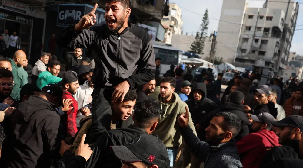 فلسطينيون يشيّعون قتلى سقطوا بضربات إسرائيلية في مدينة غزة الثلاثاء (رويترز)