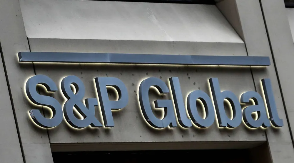 شعار شركة «ستاندرد آند بورز غلوبال» على مكاتبها في الحي المالي بمدينة نيويورك (رويترز)