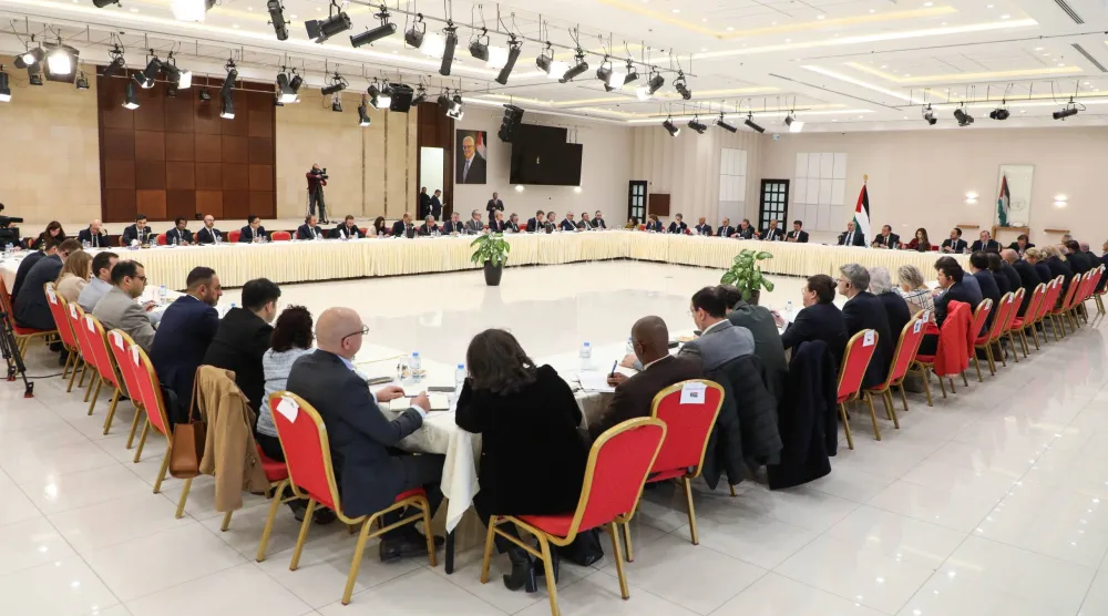 نائب الرئيس الفلسطيني حسين الشيخ يلتقي سفراء أجانب وعرباً ومسؤولين لبحث خطورة قرارات «الكابينت» (مكتب الشيخ)