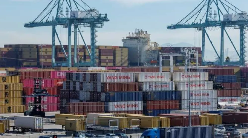 حاويات شحن صينية مكدسة في ميناء لوس أنجليس (رويترز)