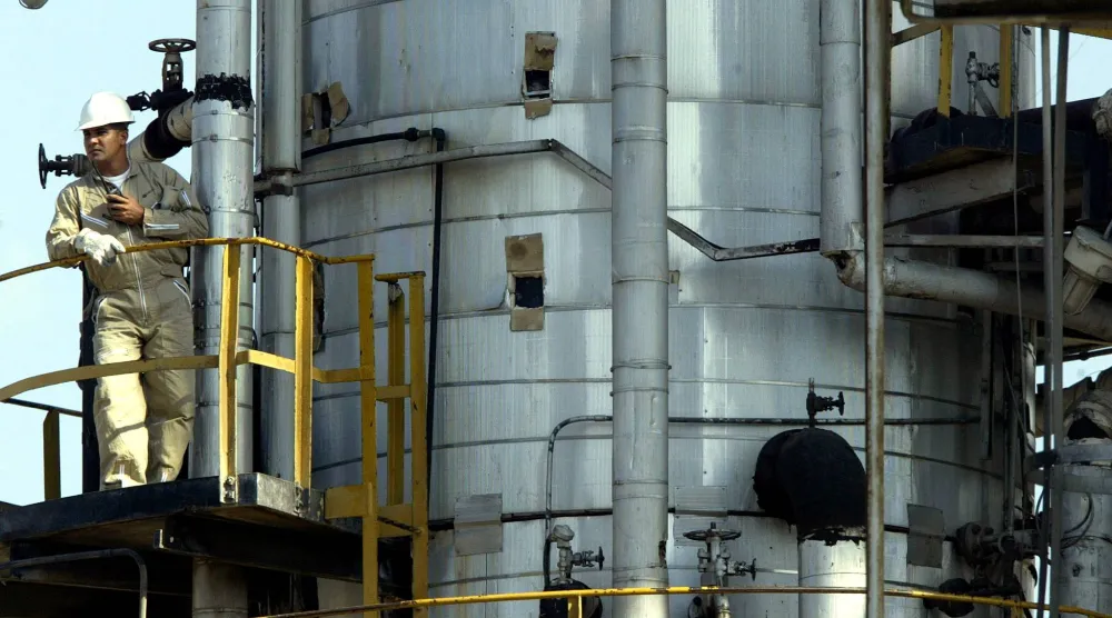 عامل نفط فنزويلي من شركة النفط الحكومية الفنزويلية «PDVSA» يشارك في تعبئة ناقلة نفط بمحطة الشحن والتخزين في خوسيه (رويترز)