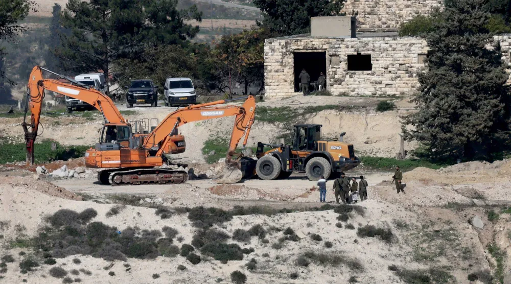 آليات إسرائيلية تجرف الأرض تمهيداً لبناء مستوطنات قرب جنين بالضفة الغربية المحتلة... 23 ديسمبر 2025 (إ.ب.أ)