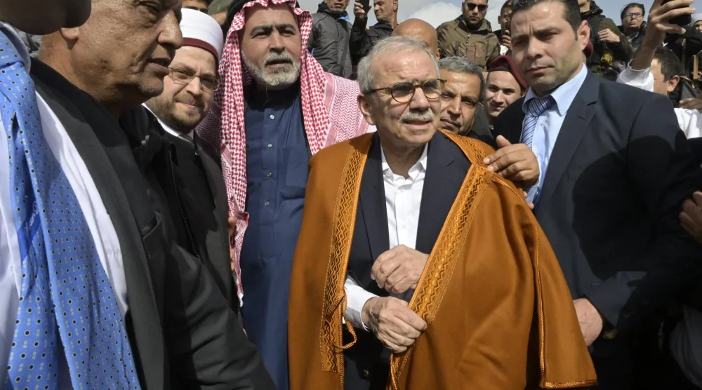 أهالي جنوب لبنان يلبسون رئيس الحكومة نواف سلام العباءة خلال جولة له نهاية الأسبوع الماضي في المناطق التي تعرضت للقصف الإسرائيلي (الشرق الأوسط)