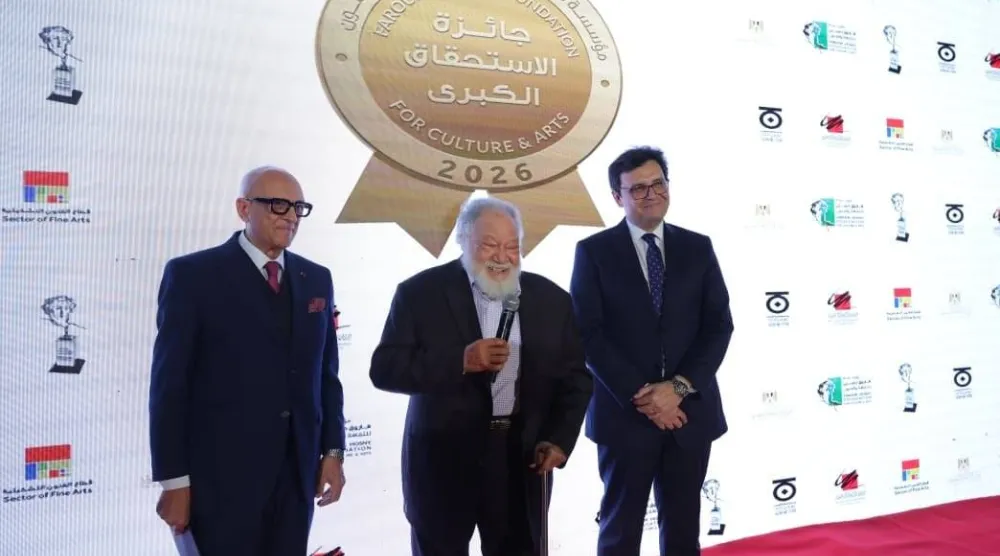 يحيى الفخراني أثناء تكريمه بجائزة الاستحقاق من مؤسسة فاروق حسني (وزارة الثقافة المصرية)