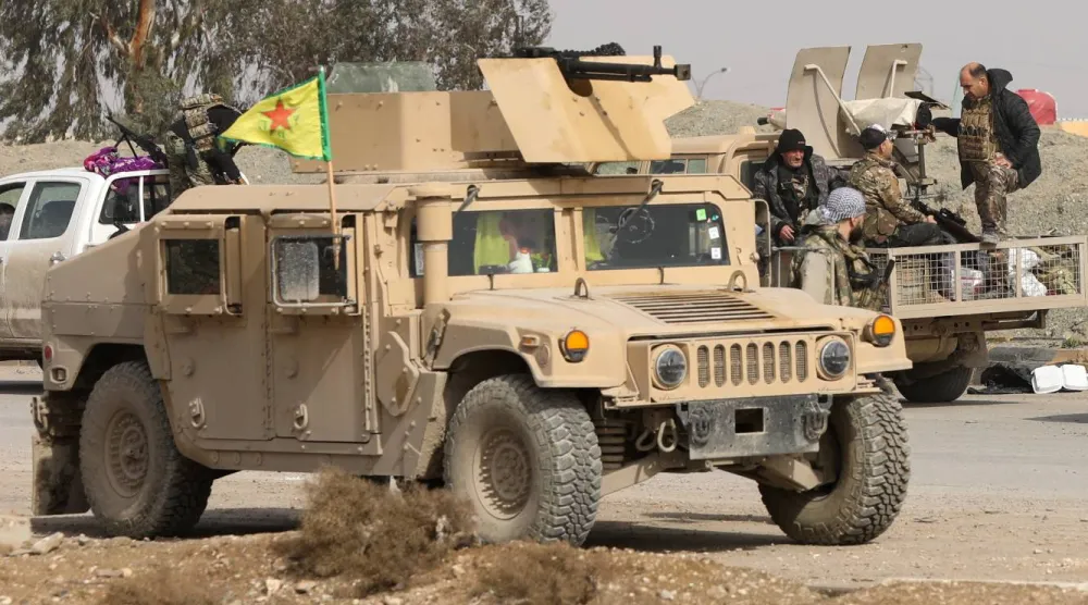انسحاب مركبات قوات سوريا الديمقراطية من خطوط المواجهة في الحسكة بسوريا اليوم الثلاثاء (رويترز) 