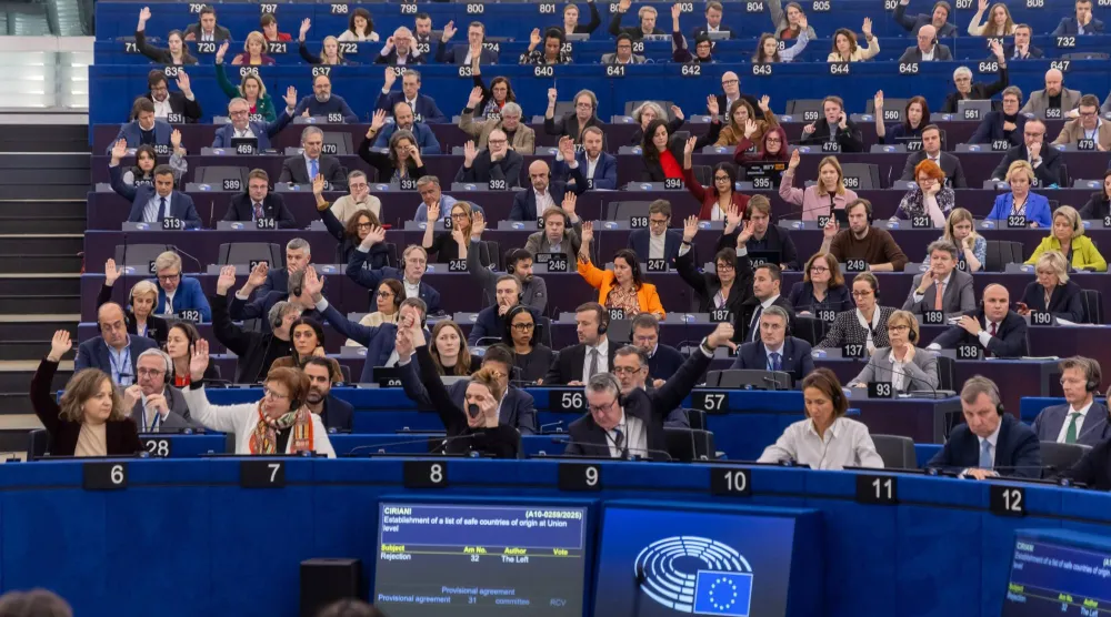 أعضاء البرلمان الأوروبي يصوّتون برفع الأيدي خلال جلسة عامة للبرلمان في ستراسبورغ... فرنسا 10 فبراير 2026 (إ.ب.أ)