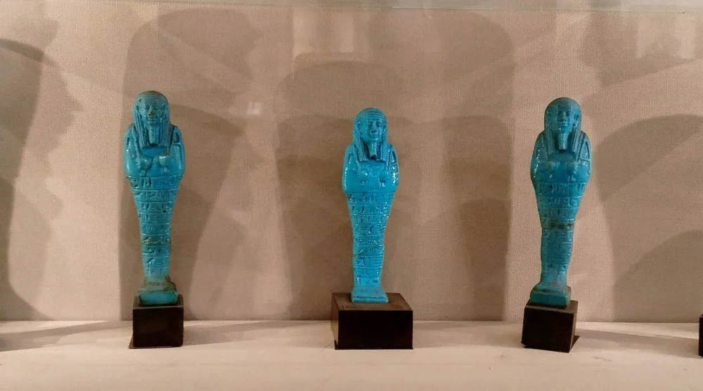 تماثيل الأوشابتي عرفت بوظيفة روحية في المقابر المصرية القديمة (المتحف المصري)