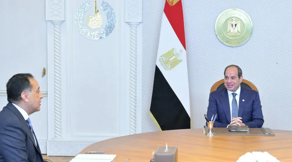 الرئيس المصري عبد الفتاح السيسي يتشاور مع رئيس الوزراء مصطفى مدبولي بشأن التعديل الحكومي الجديد (الرئاسة المصرية)