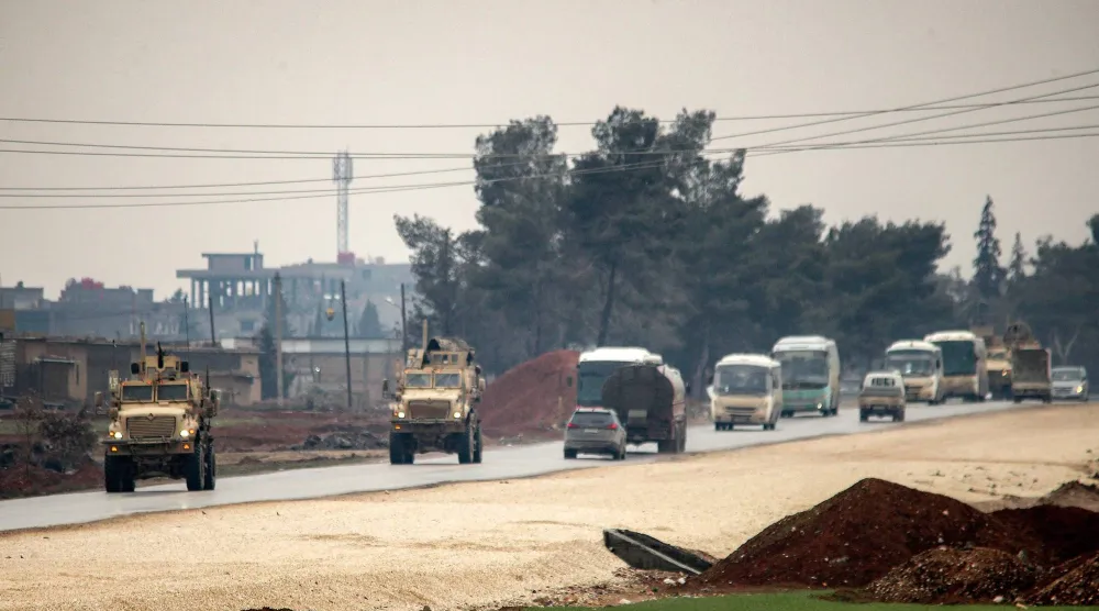 قافلة أميركية تنقل محتجزين من «داعش» على طريق في ضواحي الحسكة شمال شرقي سوريا يوم 7 فبراير 2026 (أ.ف.ب)
