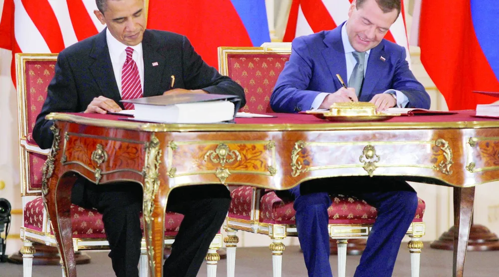 الرئيس الأميركي السابق باراك أوباما يوقِّع مع دميتري ميدفيديف الرئيس الروسي السابق معاهدة «ستارت III» (رويترز)