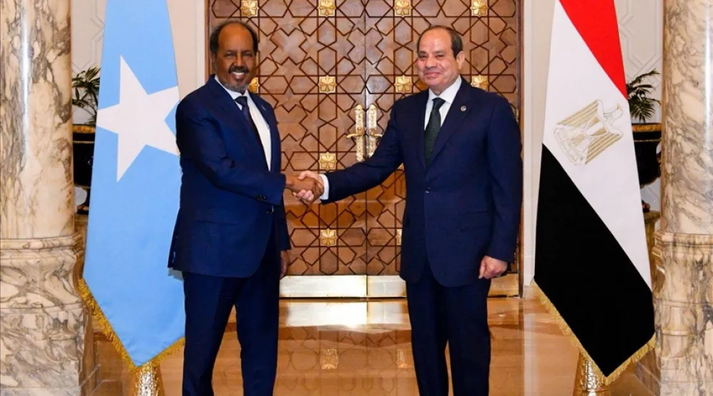 الرئيس المصري مُرحباً بنظيره الصومالي خلال زيارته القاهرة (الرئاسة المصرية)