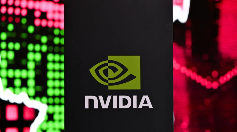 شعار «إنفيديا» خلال مؤتمر صحافي بمناسبة افتتاح مصنع ذكاء اصطناعي تابع لشركتي «تيليكوم» و«إنفيديا» (د.ب.أ)