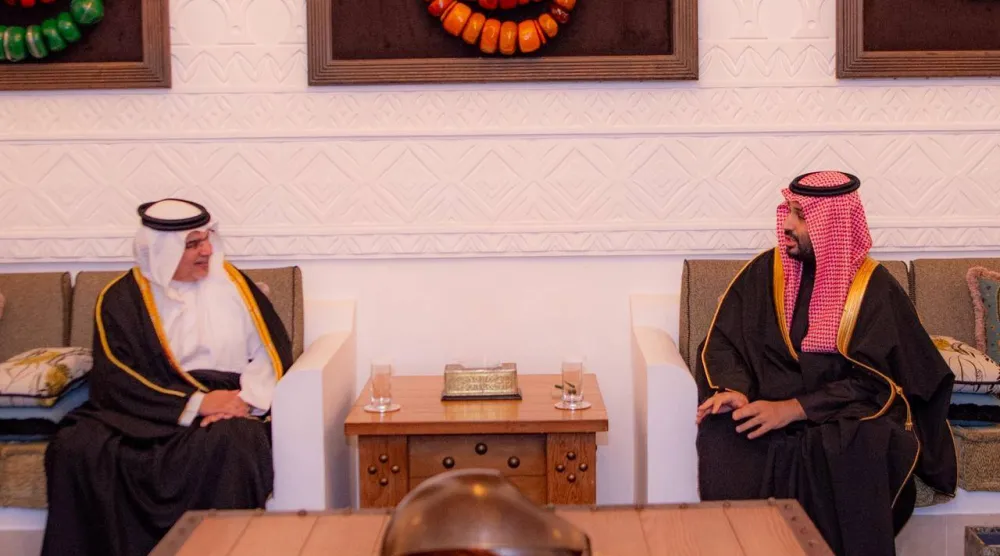 الأمير محمد بن سلمان مستقبلاً الأمير سلمان بن حمد في الدرعية الثلاثاء (واس)