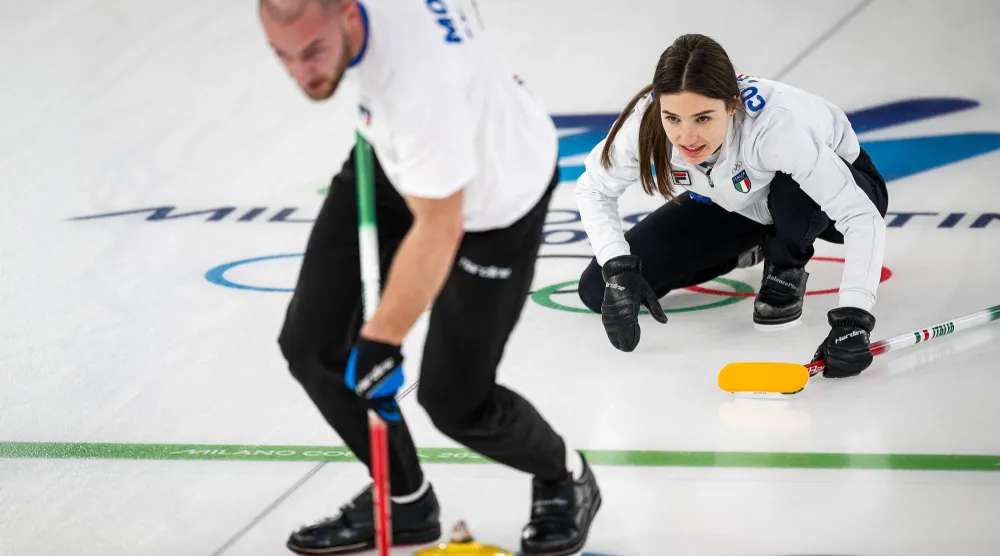 ستيفانيا كونستانتيني وأموس موسانير تألقا في منافسات الـ«كارلينغ» (إ.ب.أ)