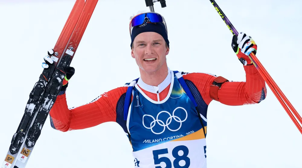 النرويجي يوهان أولاف بوتن يحتفل بذهبية البياثلون (إ.ب.أ)