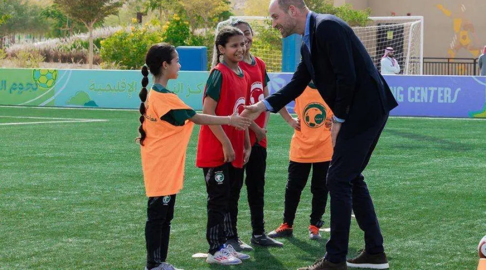 الأمير ويليام يشهد تدريبات لاعبات مراكز التدريب الإقليمية للبنات (الاتحاد السعودي)