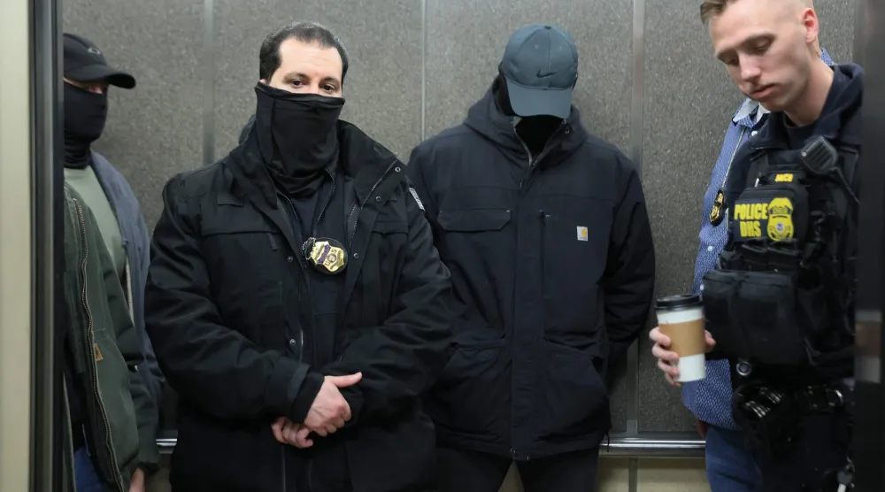 عملاء فيدراليون ملثّمون يظهرون في أروقة محكمة الهجرة بمدينة نيويورك (أ.ف.ب)