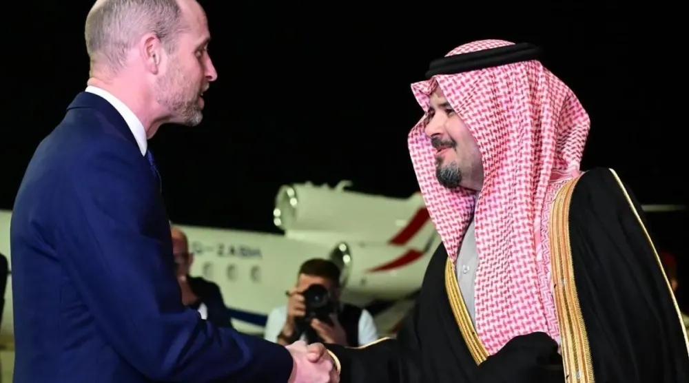 الأمير سلمان بن سلطان مستقبلاً الأمير ويليام في مطار العلا الدولي الثلاثاء (واس)