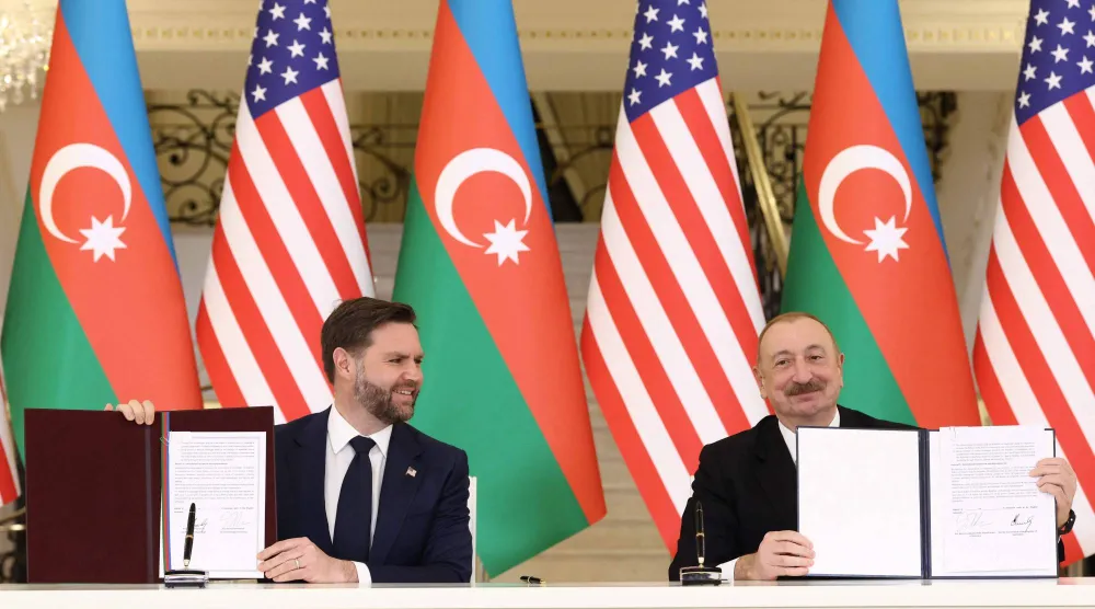نائب الرئيس الأميركي جي دي فانس والرئيس الأذربيجاني إلهام علييف يعرضان نسخاً موقعة من ميثاق الشراكة الاستراتيجية بين الولايات المتحدة وأذربيجان خلال حفل توقيع الوثيقة عقب اجتماعهما في المقر الرئاسي في باكو... 10 فبراير 2026 (أ.ف.ب)