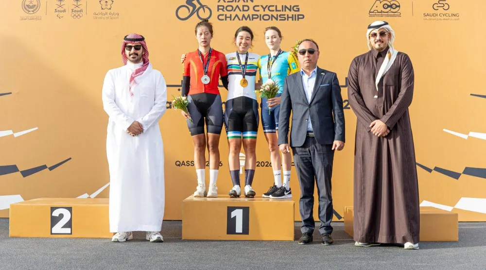 رئيس الاتحاد السعودي للدراجات عبد العزيز الشهراني يتوّج الفائزين (الاتحاد السعودي للدراجات)