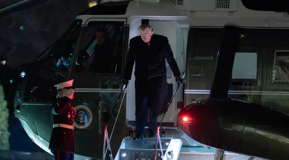 ABD Başkanı Donald Trump, pazartesi sabahı Beyaz Saray’ın Güney Bahçesi’ne varışında başkanlık helikopteri Marine One’dan inerken. (AFP)