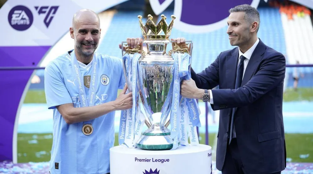 الثقة المتبادلة سمة من سمات العلاقة بين غوارديولا وخلدون المبارك رئيس مانشستر سيتي (غيتي)