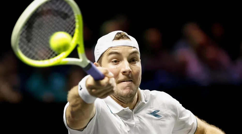 الألماني يان لينارد شتروف يتألق في روتردام (إ.ب.أ)