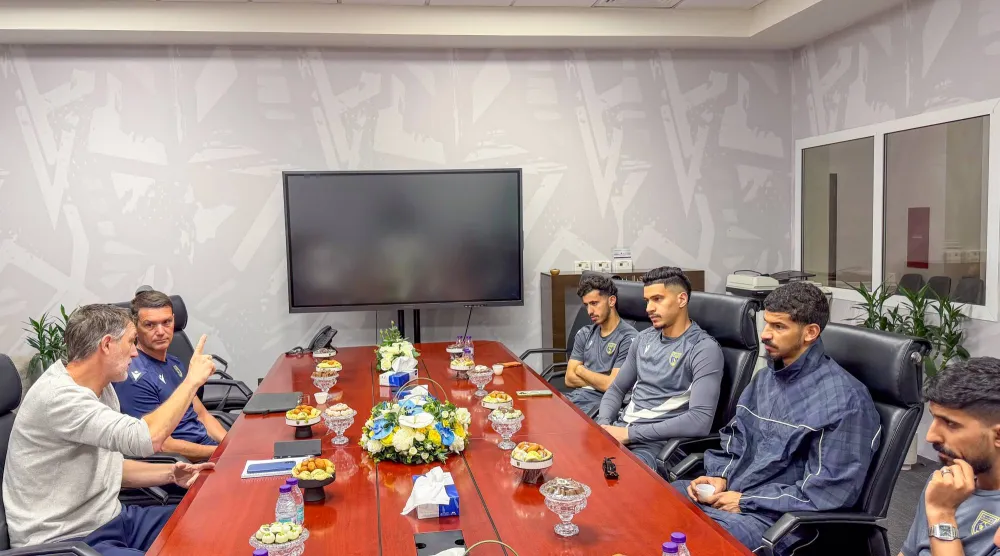 جانب من اجتماعات الجهاز الفني المساعد مع لاعبي التعاون (المنتخب السعودي) 