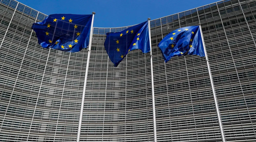 أعلام الاتحاد الأوروبي ترفرف خارج مقر المفوضية الأوروبية في بروكسل ببلجيكا (رويترز)
