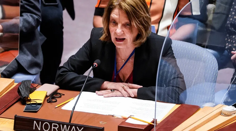سفيرة النرويج لدى الأمم المتحدة حينها مونا جول تلقي كلمة أمام اجتماع مجلس الأمن في 25 فبراير 2022 في مقر الأمم المتحدة بنيويورك... تخضع جول للتحقيق للاشتباه في ارتكاب «فساد جسيم» فيما يتعلق بعلاقاتها مع الممول الأميركي الراحل جيفري إبستين (أ.ب)