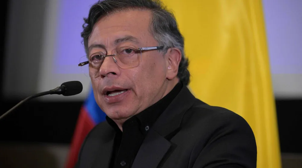 الرئيس الكولومبي غوستافو بيترو يتحدث خلال مؤتمر صحافي في السفارة الكولومبية في العاصمة الأميركية واشنطن 3 فبراير 2026 (أ.ف.ب)