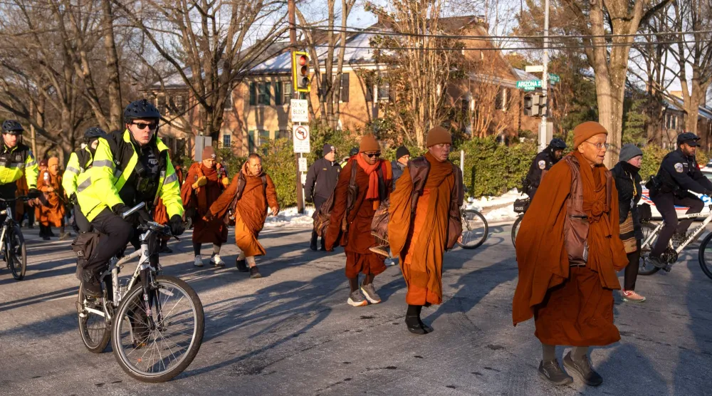 24 راهباً بوذياً خرجوا يرتدون ثياباً برتقالية اللون في مسيرة «من أجل السلام» بأميركا (أ.ب)