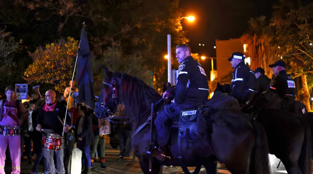 عناصر من الشرطة الإسرائيلية الخيالة يحرسون خلال مظاهرة للعرب الإسرائيليين في مدينة حيفا 10 فبراير 2026 (أ.ف.ب)
