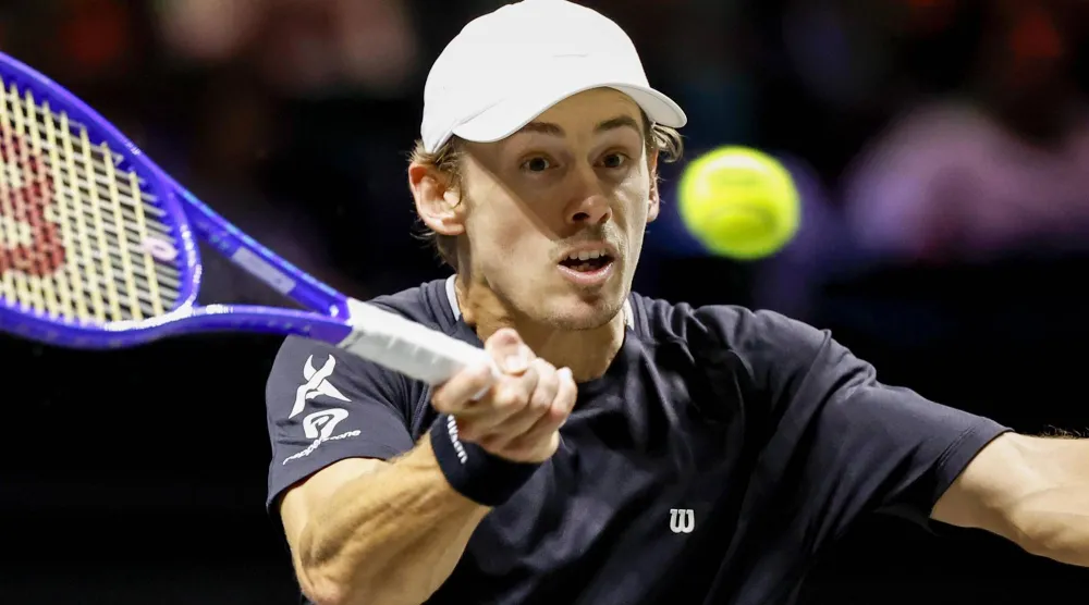 الأسترالي أليكس دي مينور يتألق في روتردام (إ.ب.أ)