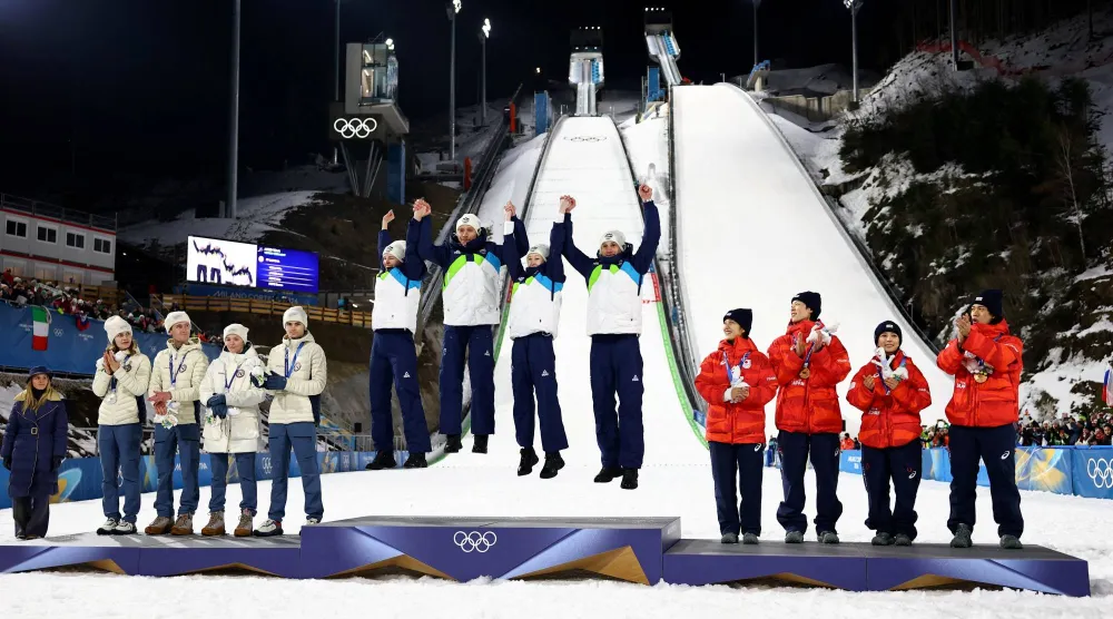  سلوفينيا تحتفل بالميدالية الذهبية في منافسات القفز التزلجي والفضية للنرويج والبرونزية لليابان (رويترز)