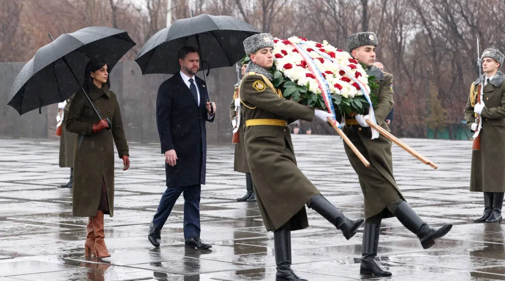 نائب الرئيس الأميركي جي دي فانس والسيدة الثانية أوشا فانس يشاركان في مراسم وضع أكاليل الزهور خلال زيارة إلى النصب التذكاري للإبادة الجماعية الأرمنية في يريفان بأرمينيا 10 فبراير 2026 (أ.ف.ب)