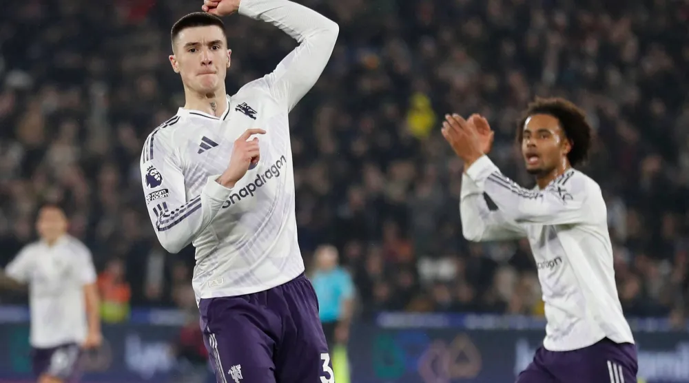 بينيامين سيسكو يحتفل بهدف التعادل القاتل ليونايتد في مرمى وست هام (أ.ف.ب)