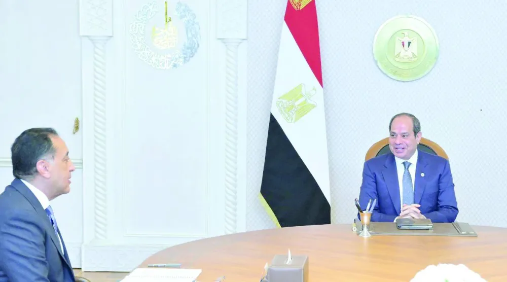 الرئيس المصري عبد الفتاح السيسي يتشاور مع رئيس الوزراء مصطفى مدبولي بشأن التعديل الحكومي الجديد (الرئاسة المصرية)