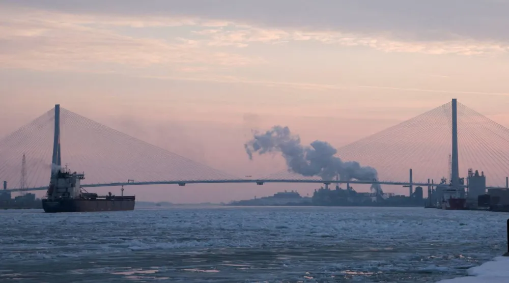 الجسر الذي يحمل اسم لاعب الهوكي الكندي الراحل غوردي هاو والذي يربط مقاطعة أونتاريو الكندية بولاية ميشيغان الأميركية (رويترز)