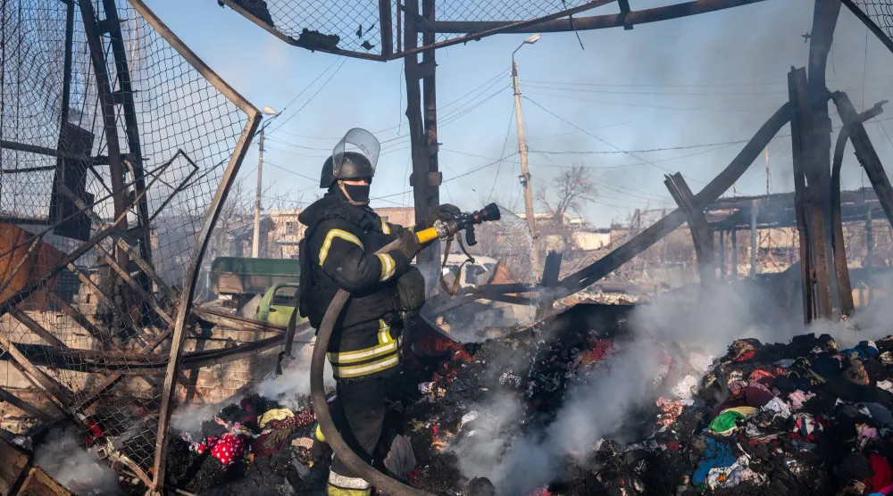 رجل إطفاء في أحد المواقع التي استُهدفت بقنابل روسية موجهة في سلوفيانسك (د.ب.أ)