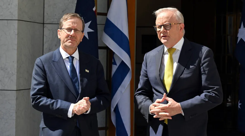 الرئيس الإسرائيلي إسحاق هرتسوغ (يسار) وإلى جانبه رئيس الوزراء الأسترالي أنتوني ألبانيزي (رويترز)